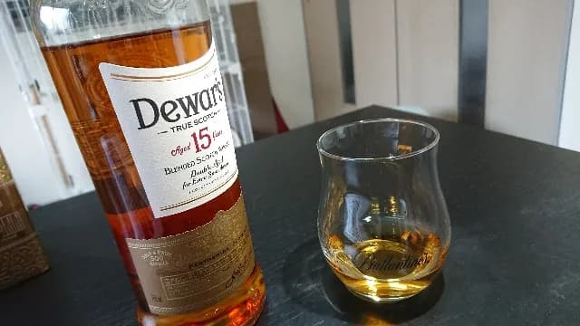 デュワーズ15年の実飲時に撮影した写真(筆者撮影)